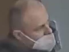 V Rakousku přepadl banku, pak se nechal odvézt k českým hranicím. Policie pátrá po muži z kamerových záznamů