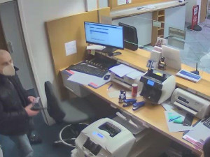 V Rakousku přepadl banku, pak se nechal odvézt k českým hranicím. Policie pátrá po muži z kamerových záznamů