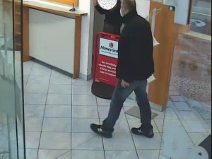 V Rakousku přepadl banku, pak se nechal odvézt k českým hranicím. Policie pátrá po muži z kamerových záznamů