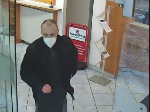 V Rakousku přepadl banku, pak se nechal odvézt k českým hranicím. Policie pátrá po muži z kamerových záznamů