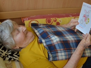 Obrázky od dětí dělaly radost seniorům a pečovatelům po celém kraji