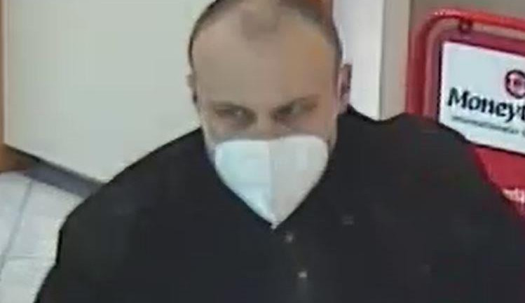 V Rakousku přepadl banku, pak se nechal odvézt k českým hranicím. Policie pátrá po muži z kamerových záznamů.