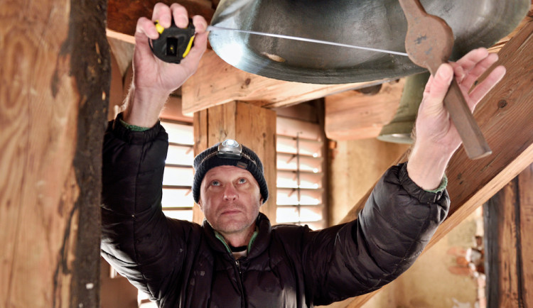 Rozhlasoví reportéři musí umět v terénu potlačit vlastní emoce a rychle předat ověřené informace