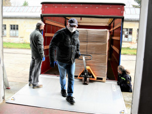 Krajský úřad rozváží roušky do škol. Ochranné prostředky putují do 288 zařízení