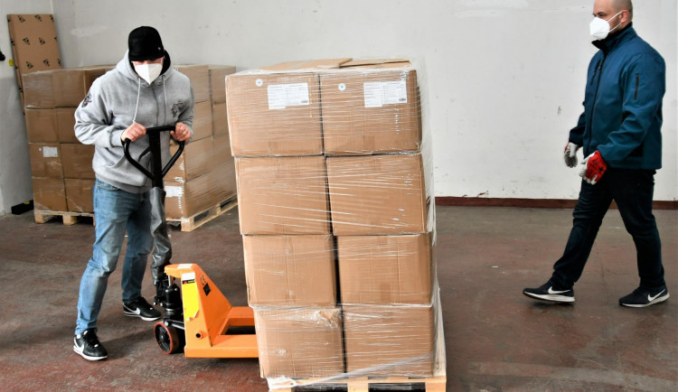 Krajský úřad rozváží roušky do škol. Ochranné prostředky putují do 288 zařízení.