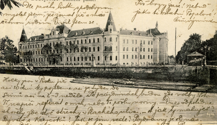 Nový justiční palác a vory na Malši v roce 1906.