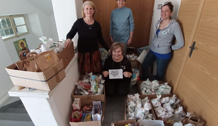 Budějčtí farníci připravili téměř 300 balíčků pro zdravotníky, chtěli jim vyjádřit vděčnost.