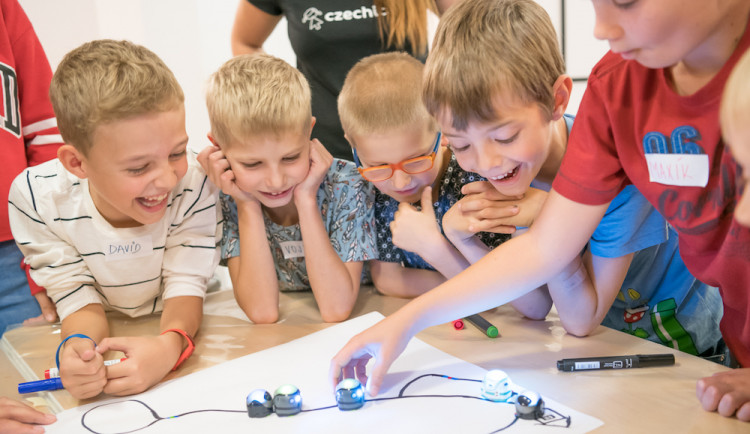 Robotí invaze míří do Budějc. Czechitas spouští registrace na příměstské (nejen) IT tábory pro děti
