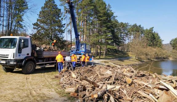 Sto tun odpadu. Povodí uklízí po zimě z hladiny Prýglu naplaveniny