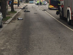 Řidič ujížděl policii. Na křižovatce naboural do auta a poté do stromu