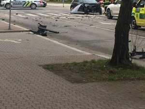 Řidič ujížděl policii. Na křižovatce naboural do auta a poté do stromu