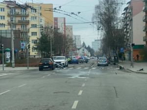 Řidič ujížděl policii. Na křižovatce naboural do auta a poté do stromu