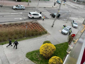 Řidič ujížděl policii. Na křižovatce naboural do auta a poté do stromu