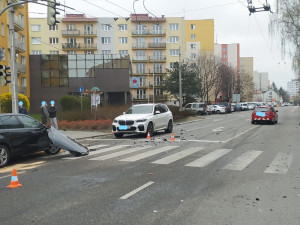 Řidič ujížděl policii. Na křižovatce naboural do auta a poté do stromu