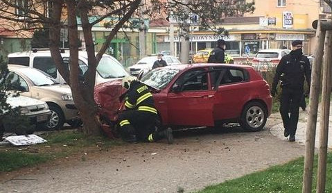 Řidič ujížděl policii. Na křižovatce naboural do auta a poté do stromu