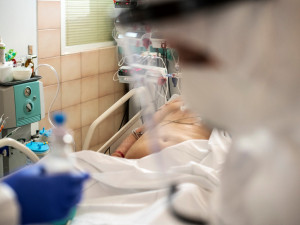 Počet pacientů s covidem v jihočeských nemocnicích klesl na 319
