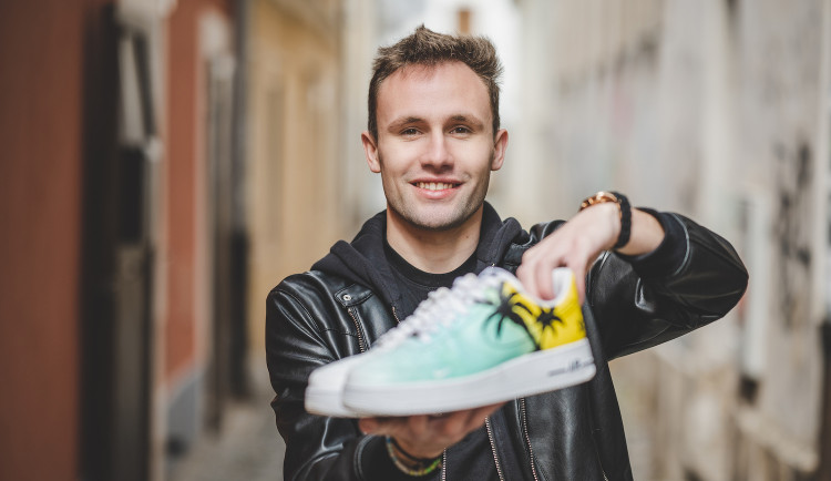 (NE)OBYČEJNÍ: Nevěděl jsem, co dát přítelkyni k Vánocům. Tak vznikl nápad na malování na tenisky, říká Matyáš Tibitanzl