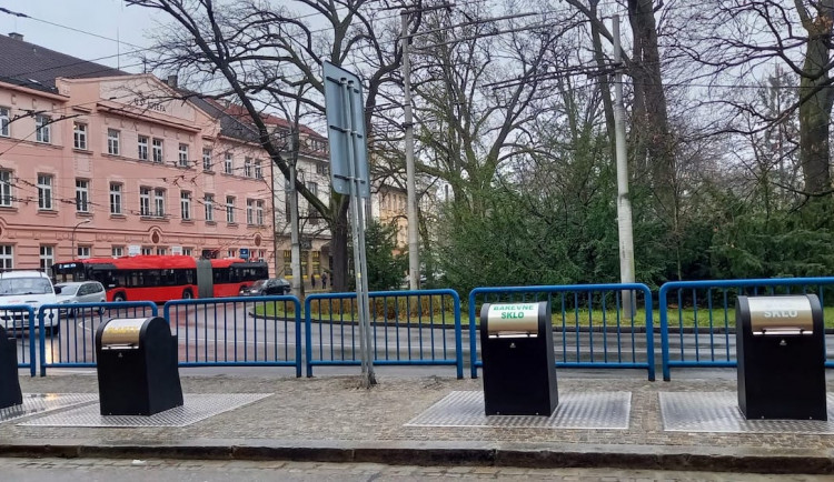 Podzemní kontejnery na tříděný odpad Na Sadech jsou hotové. Práce skončily o měsíc dřív