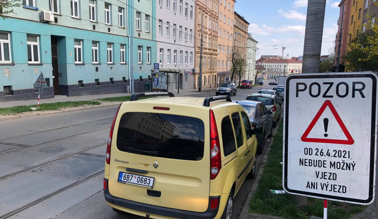 Tramvajový pás na Jugoslávské čeká oprava, pruh pro řidiče zůstane ladem