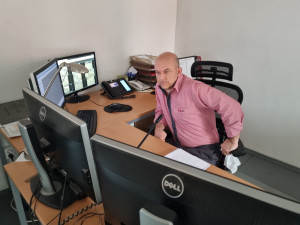 Dispečer. Pavel Capl ve službě. Za hradbou monitorů hlídá dopravu v celém městě.