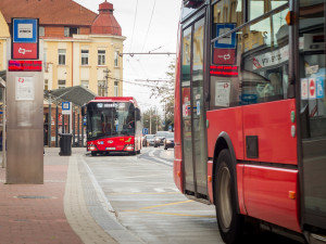Vozům MHD pomáhají budějckou dopravou proplout dispečeři.