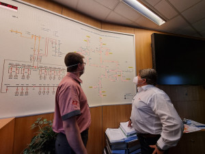 Lukáš Lamač (vlevo) se zatím na práci dispečera připravuje. Stejně Jan Kučera (vpravo) se k ní dostal od povolání řidiče MHD.