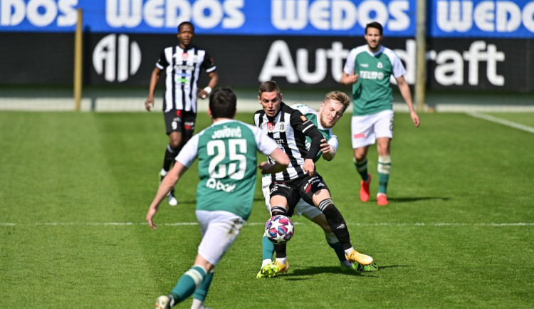 Chybí nám větší lehkost, tvrdí opora Dynama Karol Mészáros.