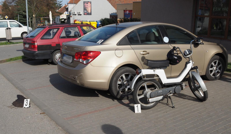 Tři promile za řidítky a motorkář nabořil zaparkované auto