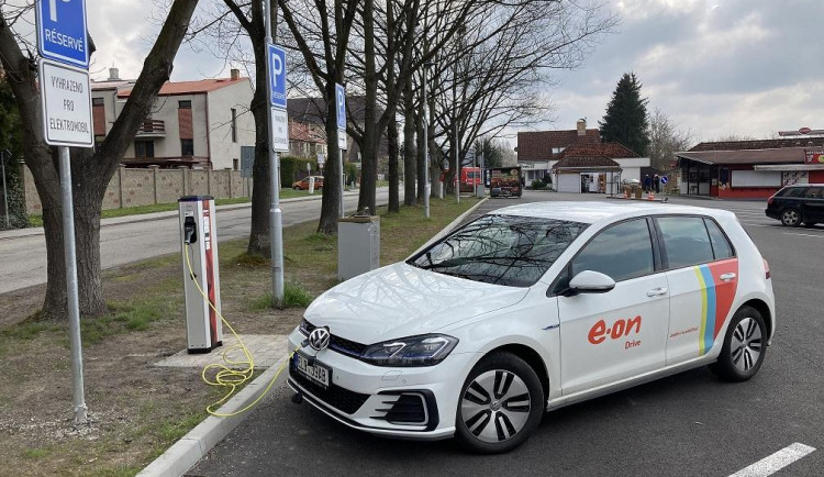 E.ON spustil dvě dobíjecí stanice v Hluboké nad Vltavou a v Soběslavi.