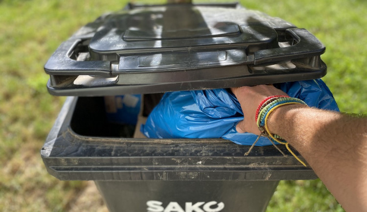 Brňan hledal ve smetí klíče, sousedce se to nezdálo a zavolala na něj strážníky