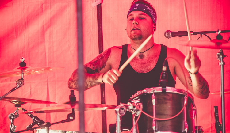 Texty mě nejčastěji napadají ve sprše, říká mladý muzikant Dominik Dědič