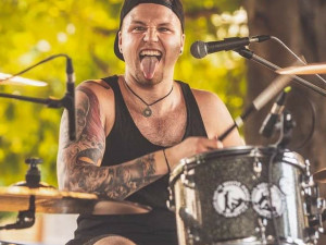 Texty mě nejčastěji napadají ve sprše, říká mladý muzikant Dominik Dědič