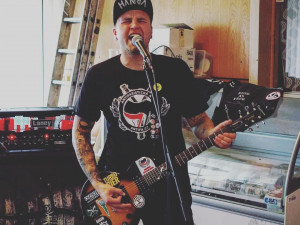 Texty mě nejčastěji napadají ve sprše, říká mladý muzikant Dominik Dědič