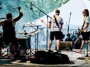 Texty mě nejčastěji napadají ve sprše, říká mladý muzikant Dominik Dědič