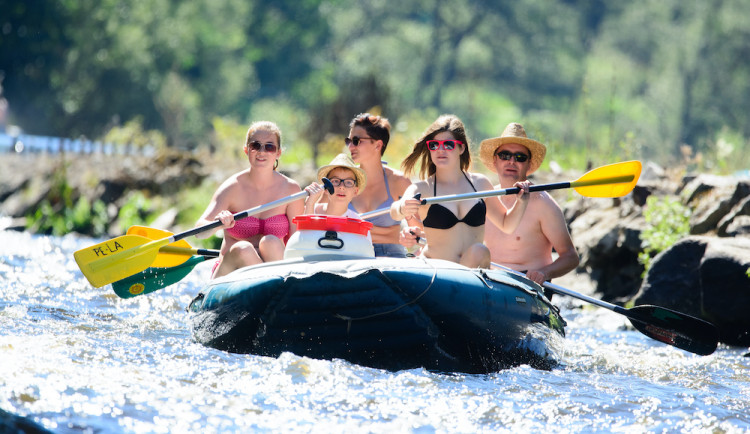 První vodáci vyrazí na Vltavu asi v půlce května. Půjčovny teď čekají poslední přípravy
