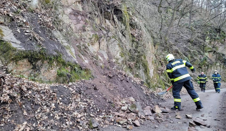 Cyklostezka mezi Bílovicemi a Obřany se uzavře, ze skály padá kamení