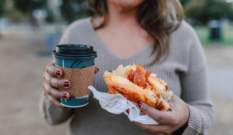 Sníst a vyhodit. Jaké chyby lidé nejčastěji dělají při třídění obalů z rozvozu jídla?