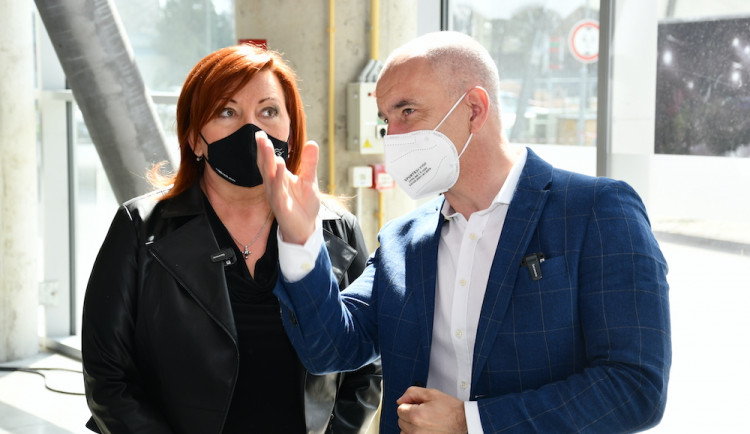 Budějcké očkovací centrum navštívila ministryně financí. Poté vyrazila na jednání na krajský úřad