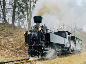 Parní sezonu na úzkokolejce dnes zahájila jízda historické lokomotivy