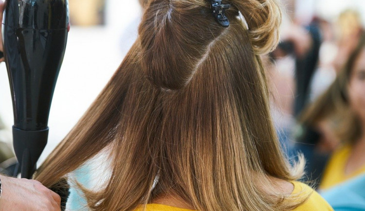 Otevřou se kadeřnictví, v sedmi regionech půjdou do škol žáci druhých stupňů