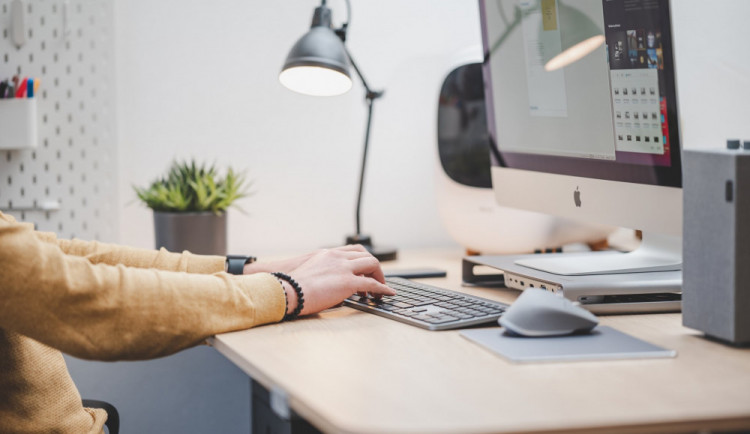 Nezávislé mediální projekty se hlásí o svá práva. Vznikla Asociace online vydavatelů