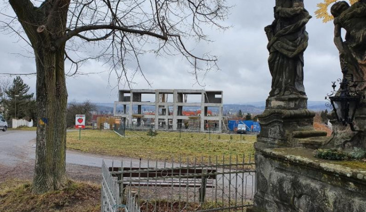 Kauza domu na Vrchůře pokračuje. Krajský úřad stavbu zastavil