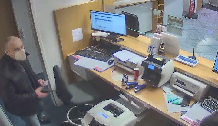 Lupič v rakouské bance.