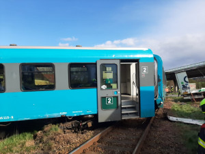 Vážná nehoda u Písku. Při střetu vlaku s nákladním automobilem se zranil strojvedoucí i cestující