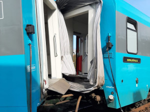 Vážná nehoda u Písku. Při střetu vlaku s nákladním automobilem se zranil strojvedoucí i cestující