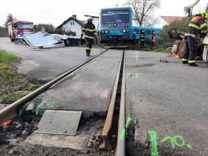 Škoda po včerejším střetu kamionu a vlaku u Písku dosahuje téměř 12 milionů korun