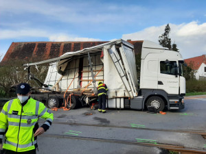 Škoda po včerejším střetu kamionu a vlaku u Písku dosahuje téměř 12 milionů korun