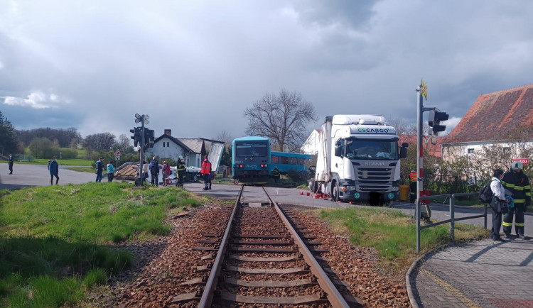 Vážná nehoda u Písku. Při střetu vlaku s nákladním automobilem se zranil strojvedoucí i cestující