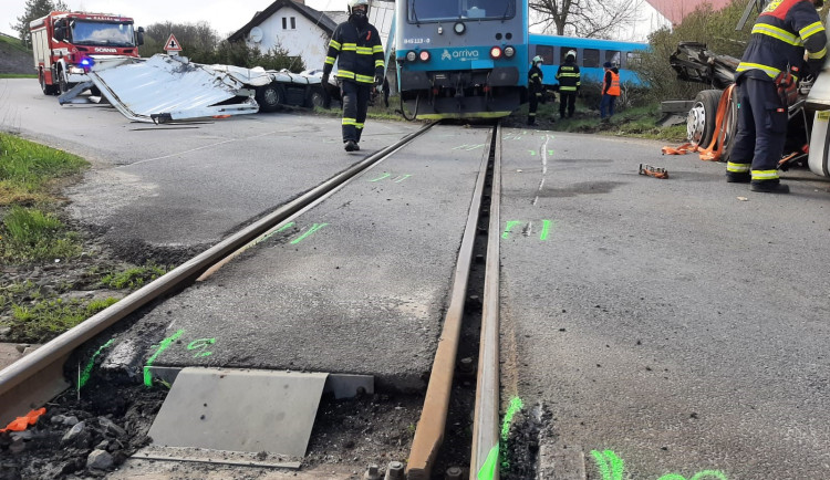 Škoda po včerejším střetu kamionu a vlaku u Písku dosahuje téměř 12 milionů korun.
