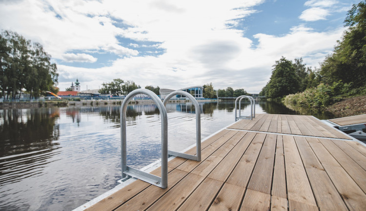 Koupací mola se vrátila na svá místa. Město připravilo i dvě novinky